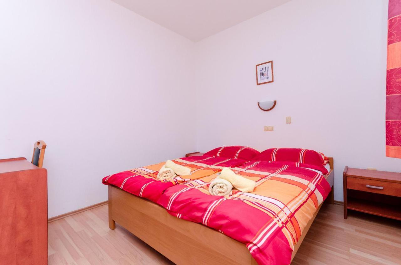 Apartments And Room Ljubica Лопар Екстериор снимка