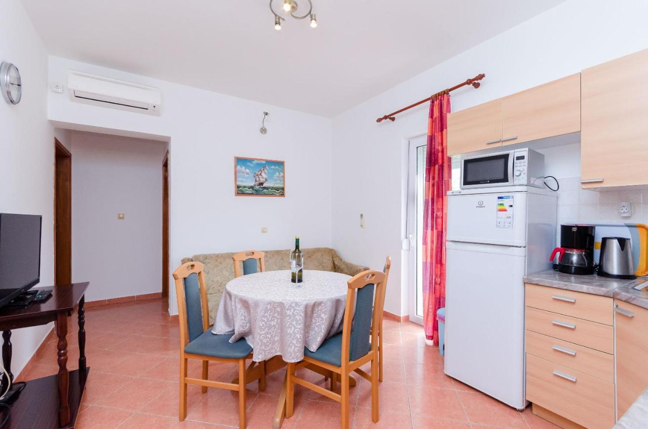 Apartments And Room Ljubica Лопар Екстериор снимка