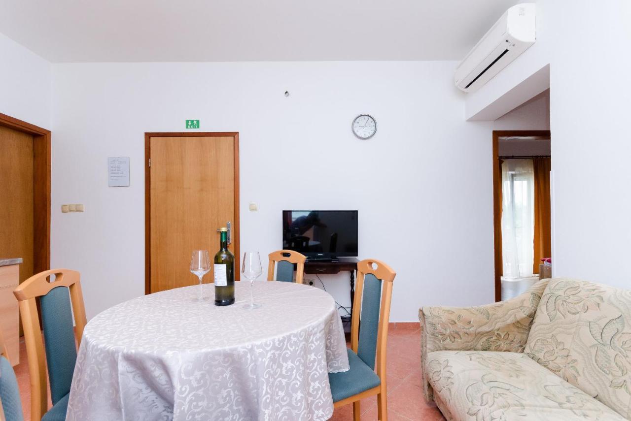 Apartments And Room Ljubica Лопар Екстериор снимка