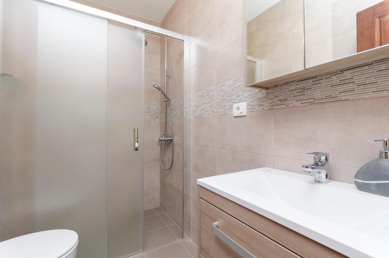 Apartments And Room Ljubica Лопар Екстериор снимка
